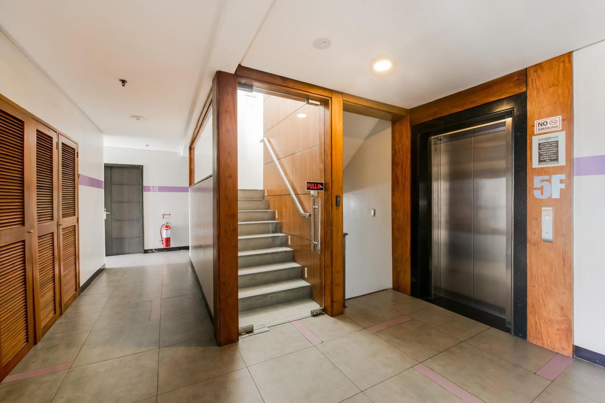 Oyo 136 Regal Residences Quezon City Exterior photo