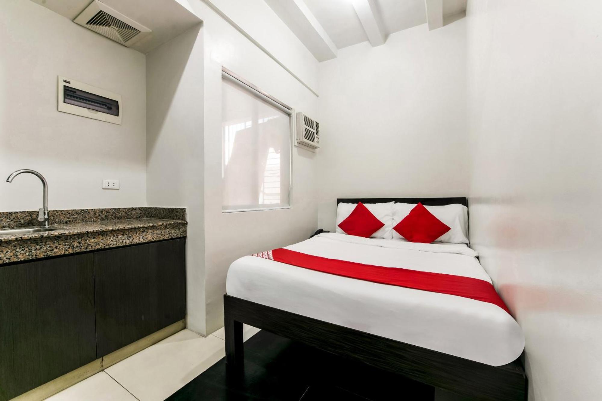 Oyo 136 Regal Residences Quezon City Exterior photo