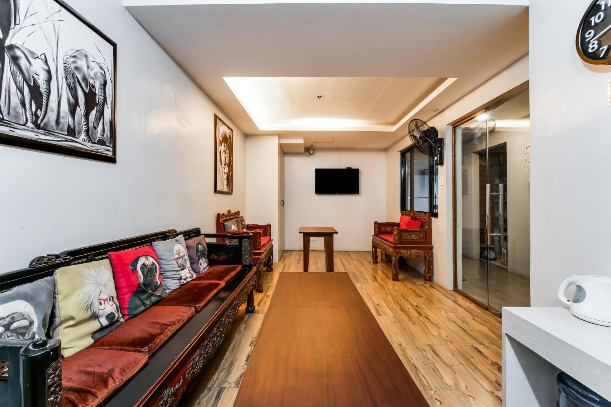 Oyo 136 Regal Residences Quezon City Exterior photo