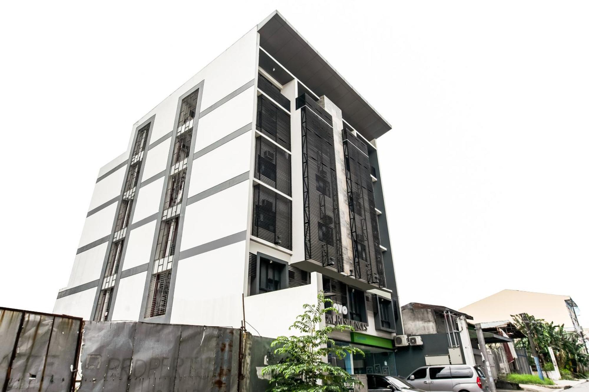 Oyo 136 Regal Residences Quezon City Exterior photo