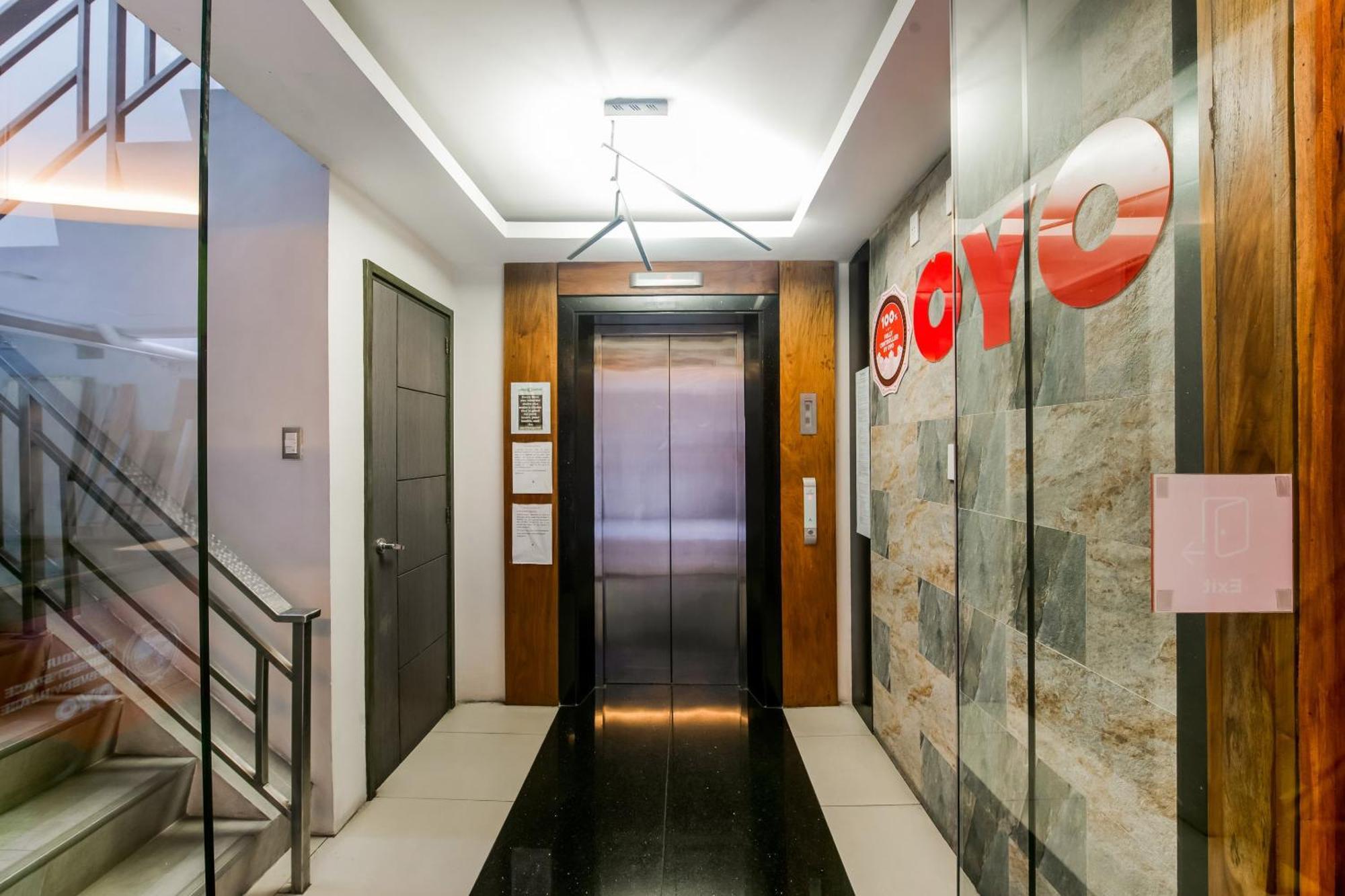 Oyo 136 Regal Residences Quezon City Exterior photo