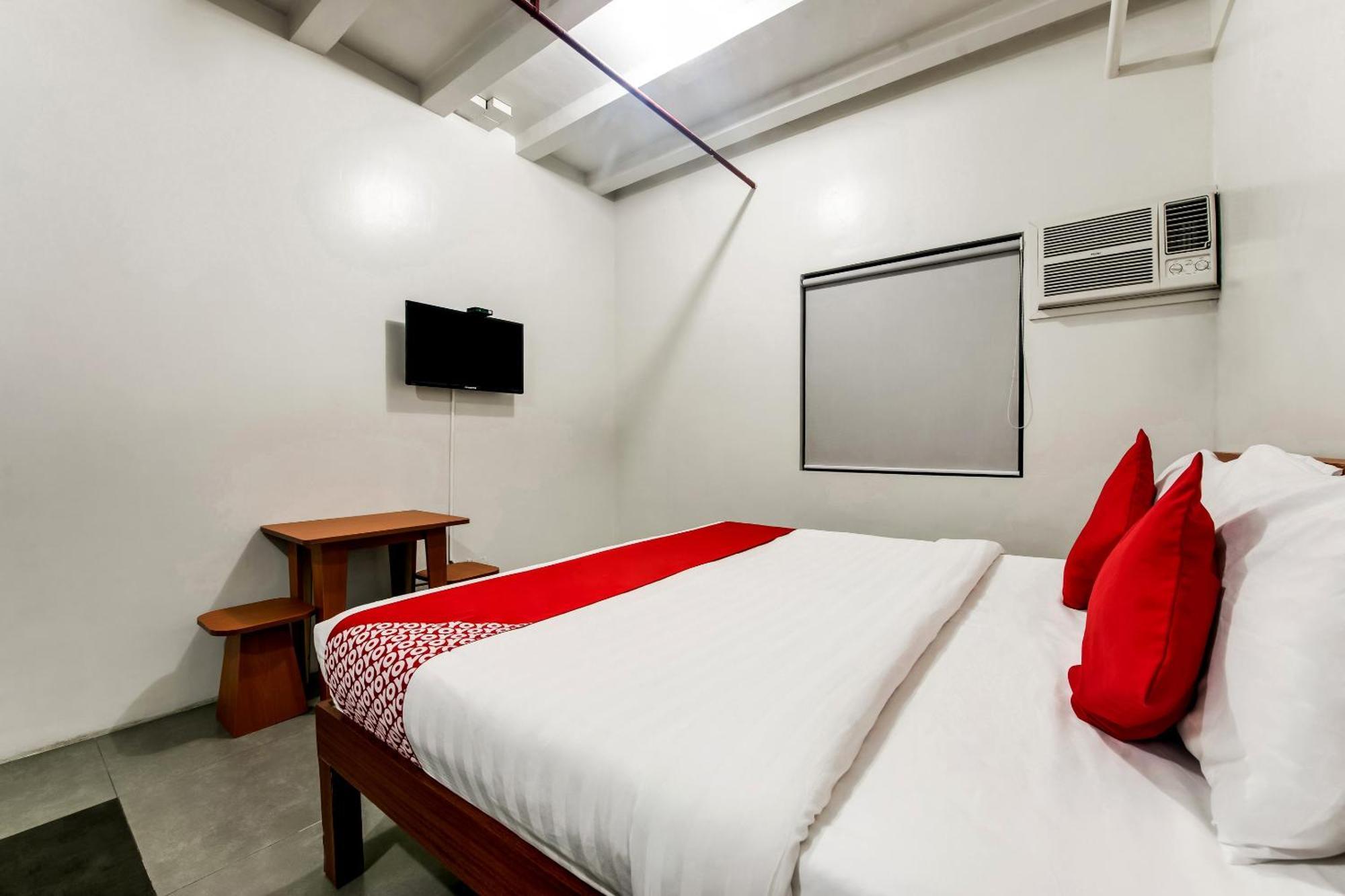 Oyo 136 Regal Residences Quezon City Exterior photo