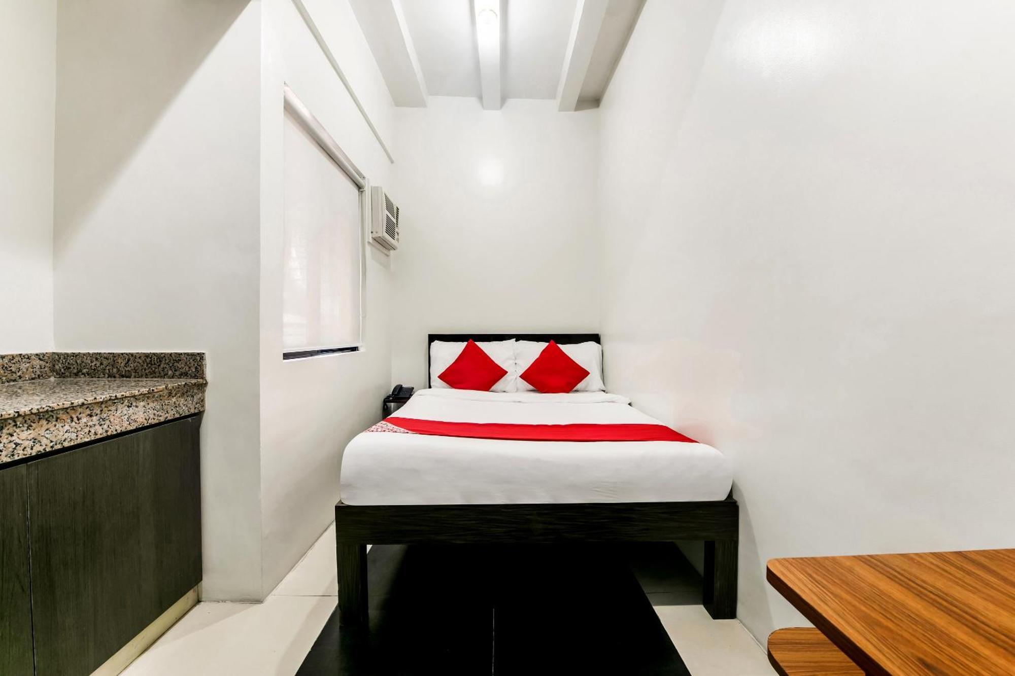 Oyo 136 Regal Residences Quezon City Exterior photo